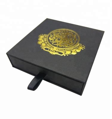Emballage de cadeaux de luxe à l' estampage à chaud en boîte noire avec impression CMYK