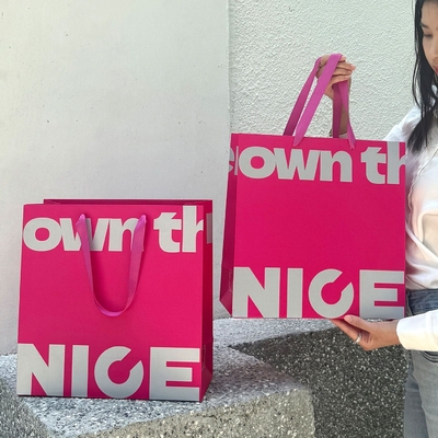 Sacs en papier écologiques avec LOGO imprimé personnalisé Impression en gros Sac en papier kraft de haute qualité pour vêtements