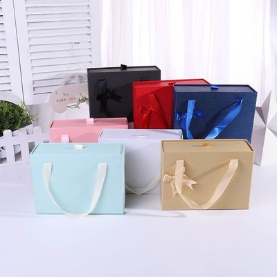 OEM accepté. échantillon gratuit portable vide glisse à l'extérieur de l'emballage type tiroir rigide boîte cadeau sac avec ruban