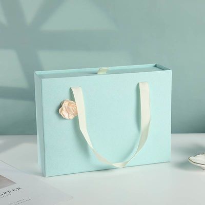 OEM accepté. échantillon gratuit portable vide glisse à l'extérieur de l'emballage type tiroir rigide boîte cadeau sac avec ruban