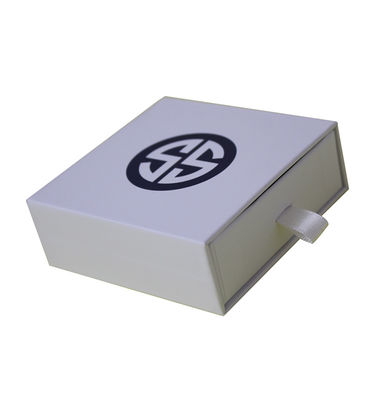 Autres cadeaux artisanaux Finition de surface boîte blanche brillante avec logo en feuille chaude argent noir