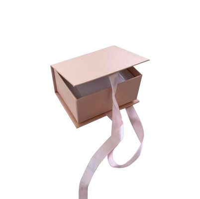 Boîte cadeau en carton blanc personnalisée avec fermeture à ruban