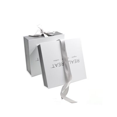 Boîte cadeau en carton blanc personnalisée avec fermeture à ruban