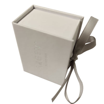 Boîte cadeau en carton blanc personnalisée avec fermeture à ruban