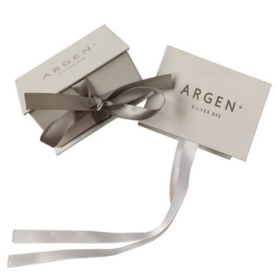 Boîte cadeau en carton blanc personnalisée avec fermeture à ruban