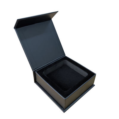 Matériaux recyclés Boîte cadeau magnétique avec logo de timbre argent mat noir et insert EVA
