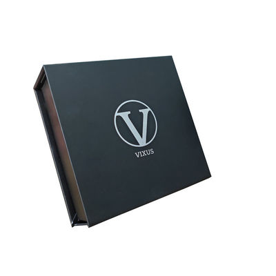 Matériaux recyclés Boîte cadeau magnétique avec logo de timbre argent mat noir et insert EVA
