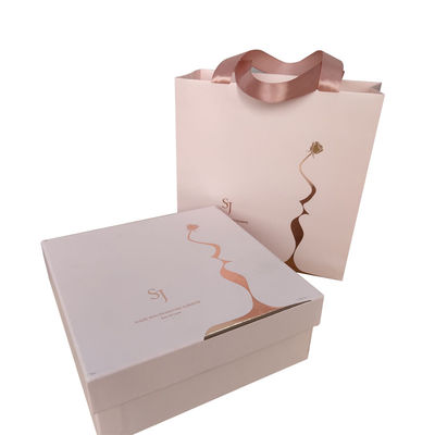 Logo personnalisé de luxe en feuille d'or imprimé en papier kraft Sac d'emballage pour chaussures Vêtements