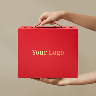 Boîte cadeau personnalisée en carton recyclable avec poignée en cuir pratique