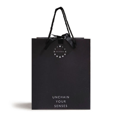 Conception personnalisée de luxe en papier noir mat épais Emballage de vêtements sac de magasinage cadeau avec ruban et poignée de logo