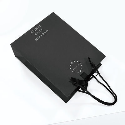 Conception personnalisée de luxe en papier noir mat épais Emballage de vêtements sac de magasinage cadeau avec ruban et poignée de logo