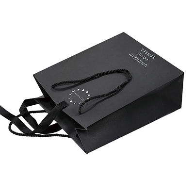 Conception personnalisée de luxe en papier noir mat épais Emballage de vêtements sac de magasinage cadeau avec ruban et poignée de logo