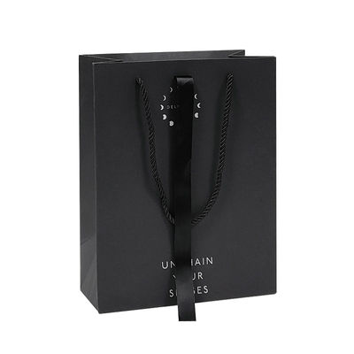 Conception personnalisée de luxe en papier noir mat épais Emballage de vêtements sac de magasinage cadeau avec ruban et poignée de logo