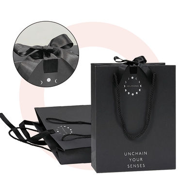 Conception personnalisée de luxe en papier noir mat épais Emballage de vêtements sac de magasinage cadeau avec ruban et poignée de logo