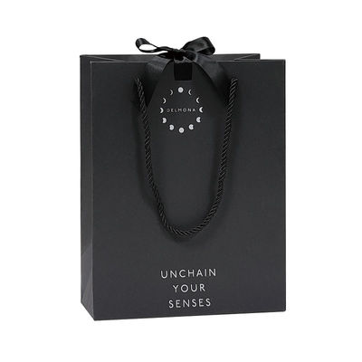 Conception personnalisée de luxe en papier noir mat épais Emballage de vêtements sac de magasinage cadeau avec ruban et poignée de logo
