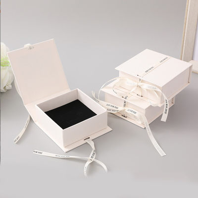 Logo de ruban blanc boîte cadeau pliable maquillage vêtements accessoires carton rigide avec stratification brillante