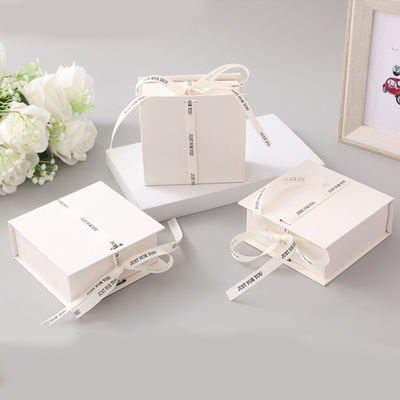 Logo de ruban blanc boîte cadeau pliable maquillage vêtements accessoires carton rigide avec stratification brillante