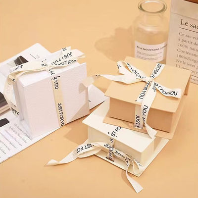 Logo de ruban blanc boîte cadeau pliable maquillage vêtements accessoires carton rigide avec stratification brillante