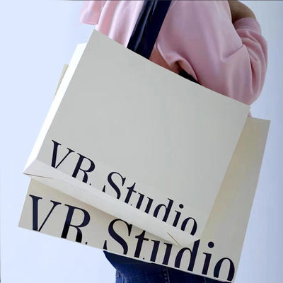 Sacs d'emballage pour vêtements personnalisés Luxe en carton ivoire Papier kraft Prix bas Sac cadeau personnalisé avec logo