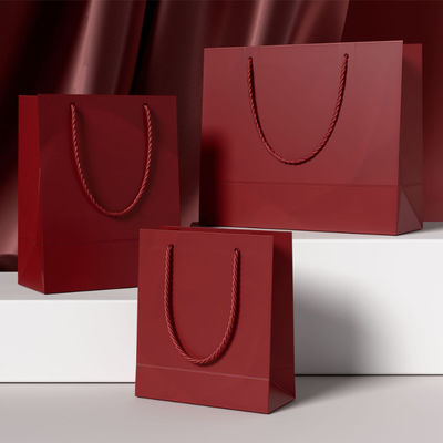 Sacs d'emballage pour vêtements personnalisés Luxe en carton ivoire Papier kraft Prix bas Sac cadeau personnalisé avec logo