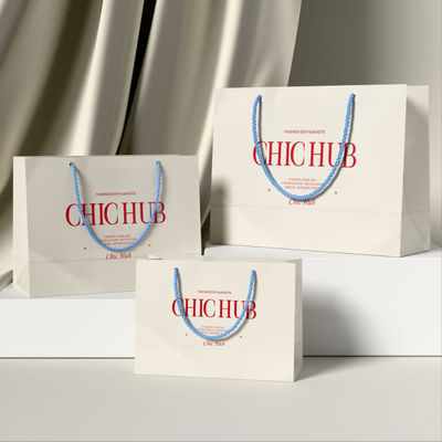 Sacs d'emballage pour vêtements personnalisés Luxe en carton ivoire Papier kraft Prix bas Sac cadeau personnalisé avec logo