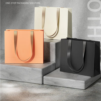 Sacs d'emballage pour vêtements personnalisés Luxe en carton ivoire Papier kraft Prix bas Sac cadeau personnalisé avec logo