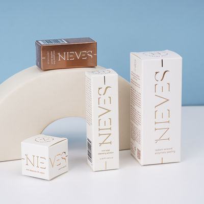 Design en relief à l'aveugle Boîtes de papier Kraft PET pliables pour les cosmétiques Parfums Expédition de cadeaux, y compris le papier