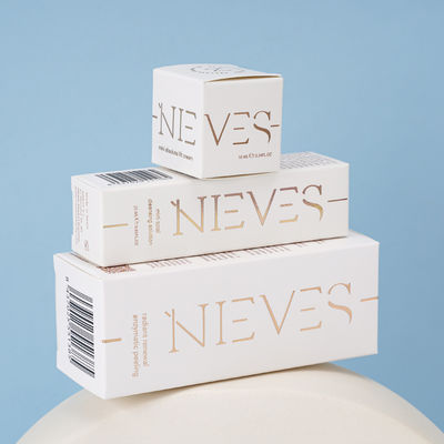 Design en relief à l'aveugle Boîtes de papier Kraft PET pliables pour les cosmétiques Parfums Expédition de cadeaux, y compris le papier