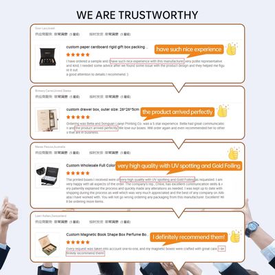 Des sacs en papier de Noël écologiques et verts recyclés