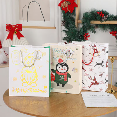 Des sacs en papier de Noël écologiques et verts recyclés