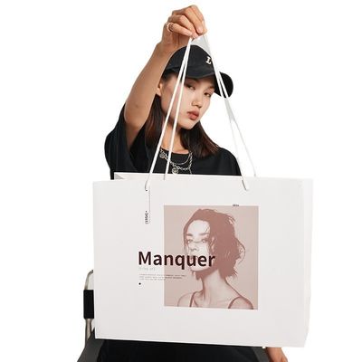 Sacs de magasinage de luxe sur papier blanc sur mesure avec conception de poignée de ruban