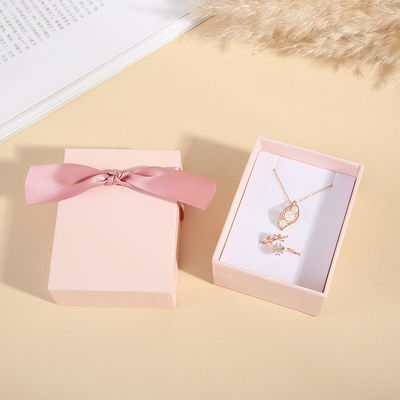 Boîte à bijoux rose bébé personnalisée et adorable avec logo, pour bagues, colliers, boucles d'oreilles et bracelets, en carton