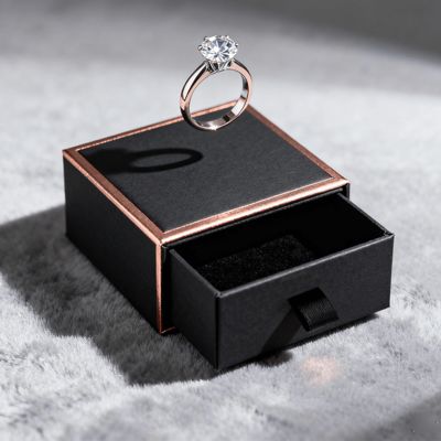 Boîtes à bagues personnalisées de luxe vintage avec logo, carton ivoire avec doublure en éponge et velours, estampage, vernissage, revêtement UV, impression et manipulation