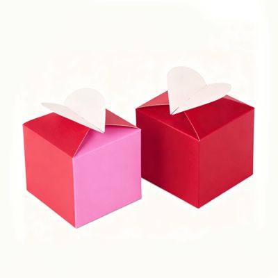 Libérez le charme. Aimez nos boîtes à cartes exclusives en forme de cœur. Pelliculage brillant et mat. Doublure en éponge. Chaque moment spécial. Poignée. Bougies.