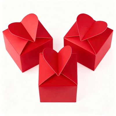 Libérez le charme. Aimez nos boîtes à cartes exclusives en forme de cœur. Pelliculage brillant et mat. Doublure en éponge. Chaque moment spécial. Poignée. Bougies.