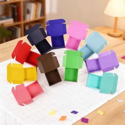 Boîte en carton ondulé personnalisée 13*13*3cm Petite boîte colorée pour l'expédition de vêtements avec pelliculage brillant et matériaux recyclés pour l'expédition de bougies