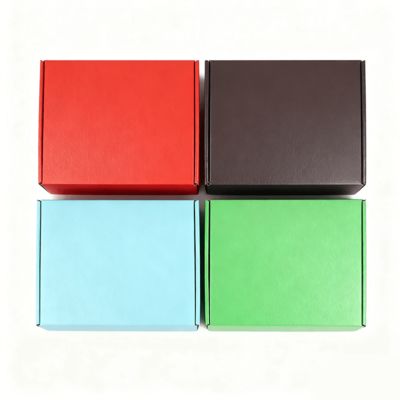 Boîte en carton ondulé personnalisée 13*13*3cm Petite boîte colorée pour l'expédition de vêtements avec pelliculage brillant et matériaux recyclés pour l'expédition de bougies