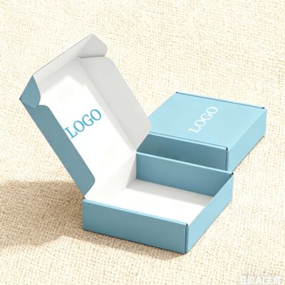 Boîte en carton ondulé personnalisée pour chaussures, vêtements, pliage, expédition et emballage avec pelliculage brillant et doublure en éponge