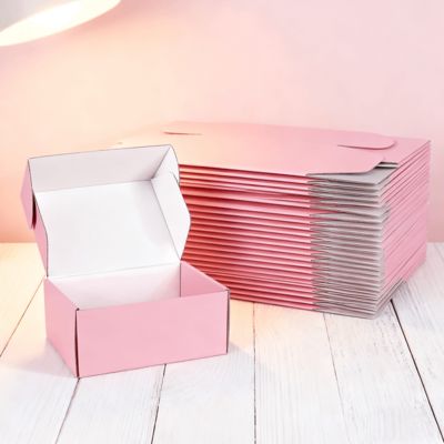 Petites boîtes postales d'emballage cosmétique en carton ondulé rose recyclable imprimées sur mesure avec pelliculage mat