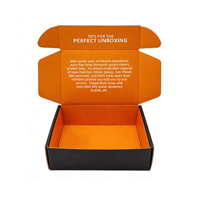 Logo personnalisé Boîte de livraison de papier ondulé à la mode et à la mode pour vêtements T-shirt Bonnet