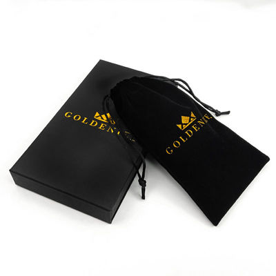 Une boîte de tiroir rigide noire avec un logo personnalisé en feuille d'or et une douce doublure en velours