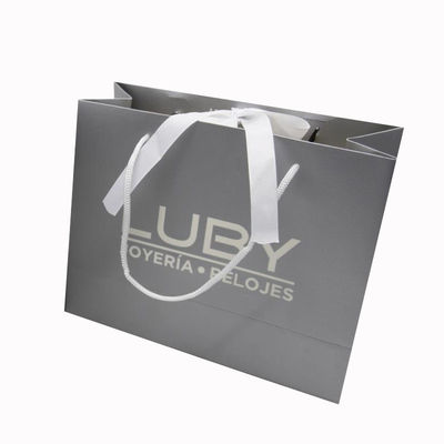 Sacs cadeaux de luxe personnalisés à l' étiquette chaude Sacs de magasinage Kraft recyclables avec poignées