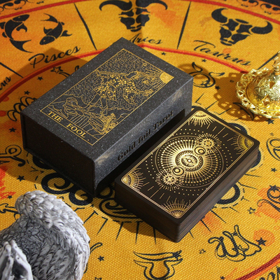 Carton rigide personnalisé Cartes de tarot de luxe Fermeture à l' aimant Boîtes de forme de livre décoratif Boîtes de fausse carte
