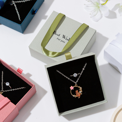 Carton kraft imprimé sur mesure de luxe Boîtes à bijoux pour boucles d'oreilles et colliers Boîte à anneaux en papier recyclable Emballage cadeau écologique pour femmes